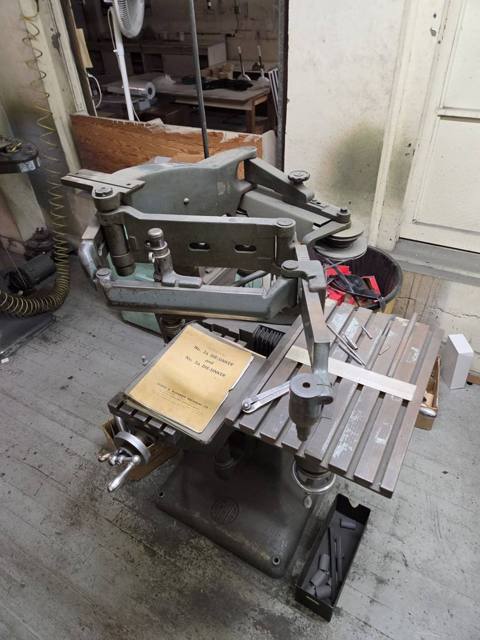 Alexander die-sinker with manual
