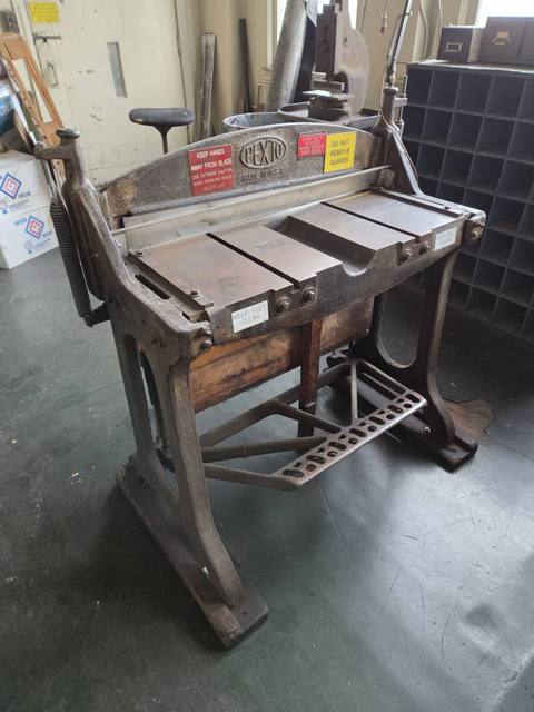 Pexto shear, front with safety labels